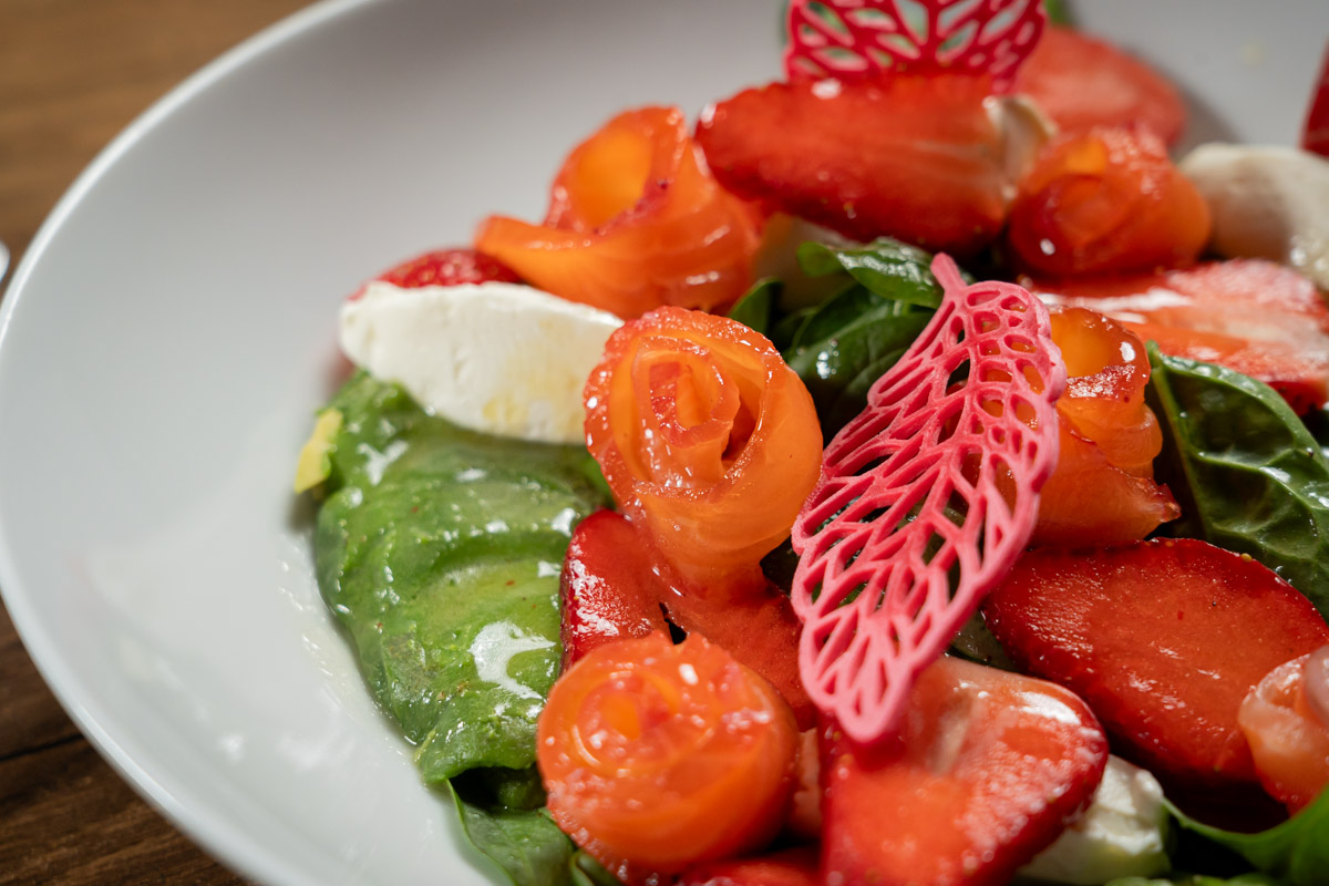 easy recipe for salad with salmon gravlax and strawberrie