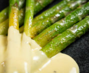 how to cook asparagus with hollandaise sauce